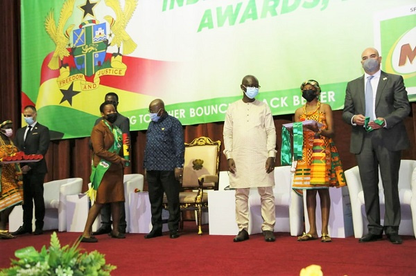 Nana Addo Dankwa Akufo-Addo with some dignitaries in a photo