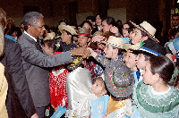 Kofi Annan interacting with some children after a visit