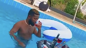 Bisa Kdei shows off his swimming pool