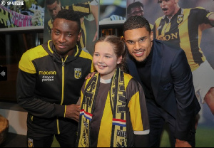 Mohammed Dauda interacts with Vitesse Arnhem fans