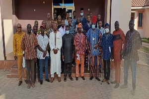 A group picture of Kuoru Osman Deiwia Nankpa III with members of the forum