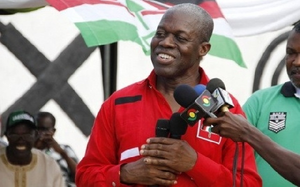 Vice President, Kwesi Amissah-Arthur addressing party supporters on a campaign tour.