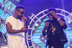 Sarkodie performing with Shatta Wale