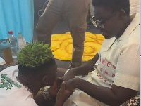 Shatta Wale praying with Afua Asantewaa