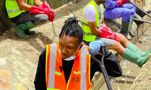 Article Wan helping clean chocked gutters in Dzorwulu