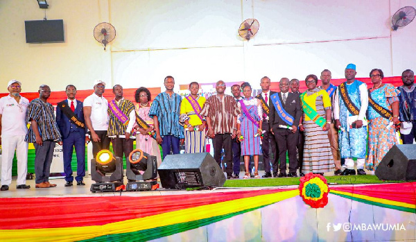 Dr. Bawumia with some teachers who received prizes