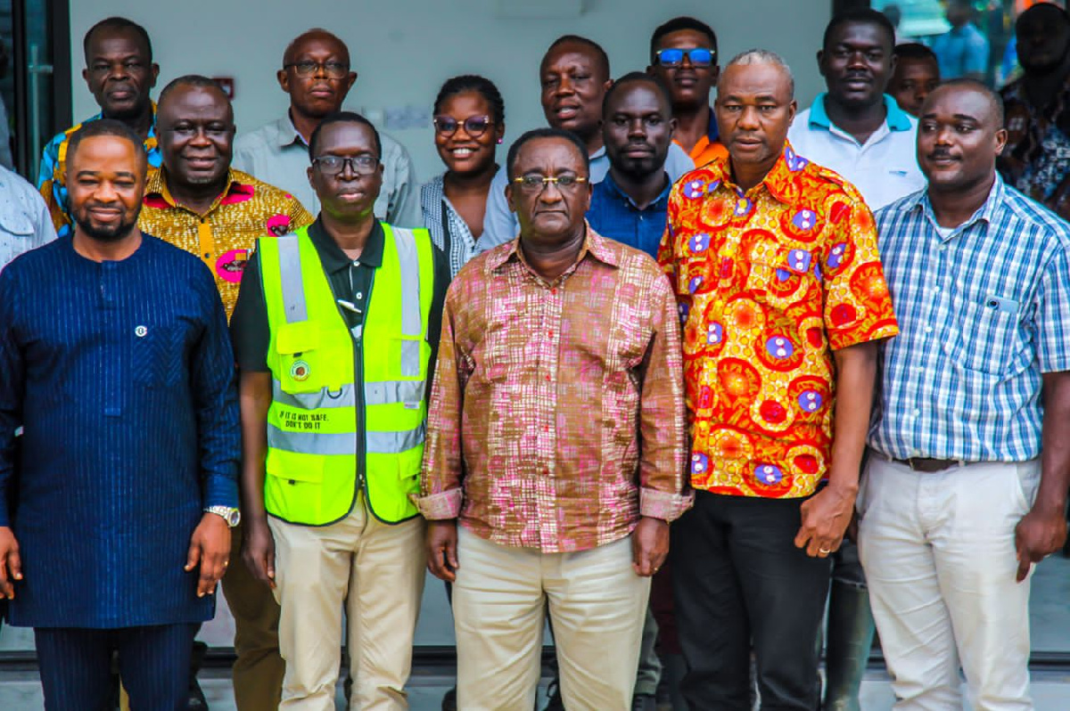 Agric Minister (middle front row) after meeting some stakeholders