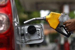 Attendant fueling a car | File photo