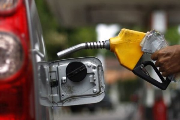 Attendant fueling a car | File photo