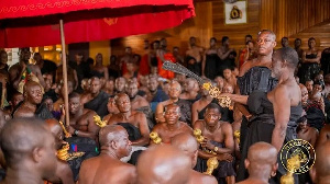 Offinsomanhene Nana Dwamena Akenten II (with the sword) swearing an oath before the Otumfuo