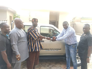 Nii Ayaafio Tetteh I [L] receiving keys to the car