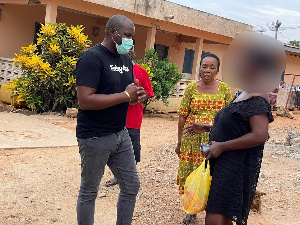 John Dumelo donated oil and canned fish to the woman