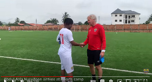 Abdul Aziz Nurudeen (left) in a handshake with Hearts of Oak Technica l Director Rene Hiddink