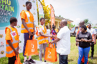 Dr. Bawumia presenting the prizes to the winners