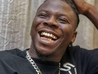 Dance Hall musician, Stonebwoy has a new set of 'gold teeth'