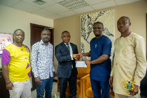 Sports Minister, Mustapha Ussif  presents money to Medeama officials