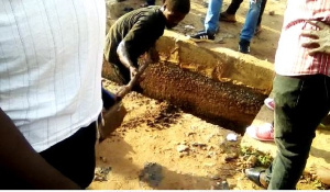 A photo of the suspected thief desilting a gutter