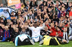 Christain Atsu pose with the kids at the foundation school