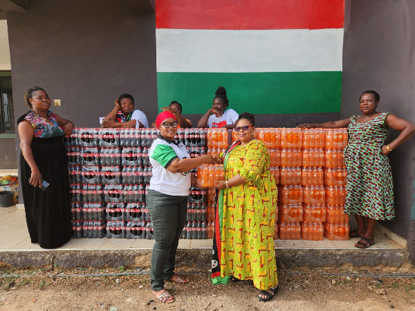 Madam Fawzia Abagnamah Yakubu presenting the items to constituencies women organizers