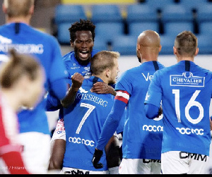 Fatawu Safiu celebrates with his teammates