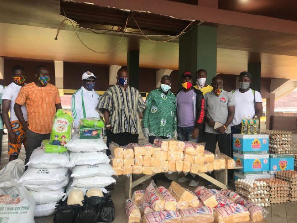 Lawrence Nyanyo Nmai presenting food items to the Ghana Boxing Federation