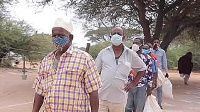 Somalis queuing for water