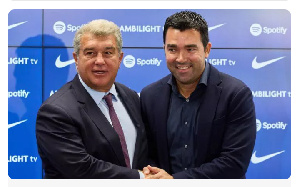 Deco and Joan Laporta (L)