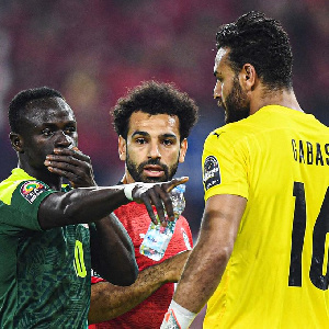 Egypt's Gabaski and Salah's conversation interrupted by Sadio Mane