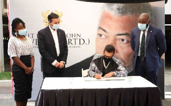 Commonwealth Secretary-General, Baroness Patricia Scotland signing Rawlings's book of condolence