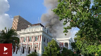 Black smoke dey come out from di roof of di building inside Cape Town