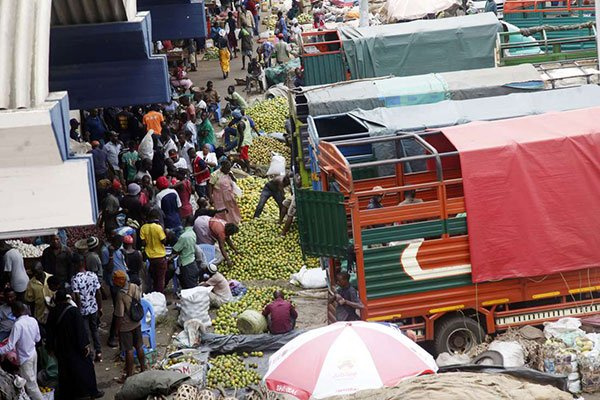 Traders at Kongowea Market in Mombasa sort out oranges from Tanga, Tanzania( NMG)