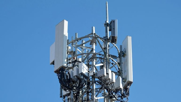 Communications mast