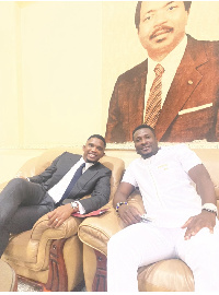 Asamoah Gyan (R), Samuel Eto'o (L)