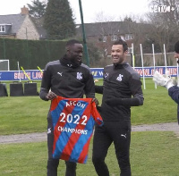 Cheikhou Kouyate receiving his girft