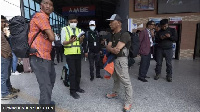 Nepalese sherpas of di rescue team wait for oda colleagues as dem head to search for remains