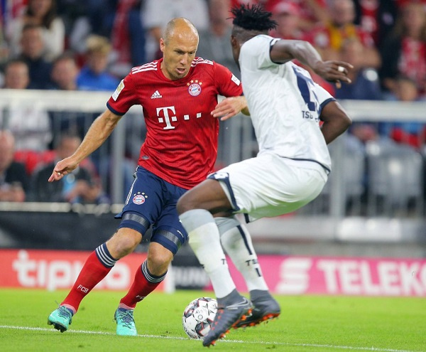 Adjen Robben takes on Kassim Nuhu Adams