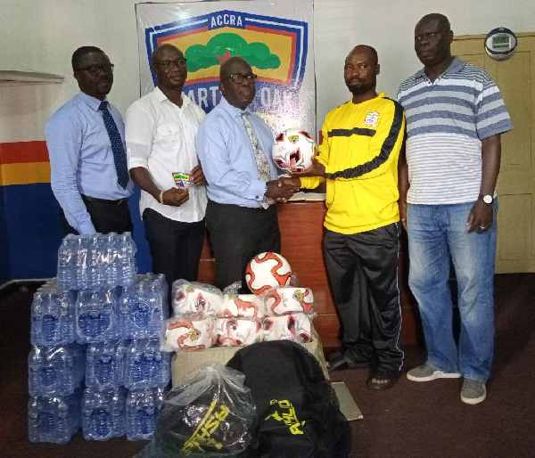 Sports kits retailers Ashlid Enterprise donation to Hearts of Oak