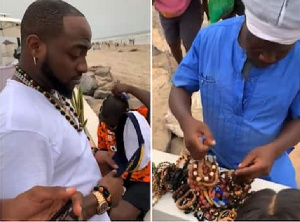 Nigerian singer, Davido purchases some Ghanaian beads from a hawker, wears some around his neck