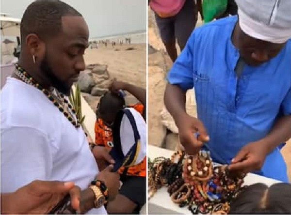 Nigerian singer, Davido purchases some Ghanaian beads from a hawker, wears some around his neck