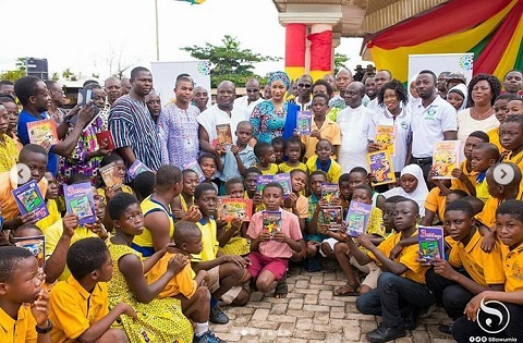 Samira Bawumia and the beneficiaries posed for a photo