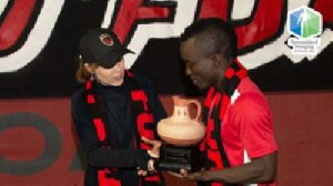 Ghanaian winger Solomon Asante receiving his award