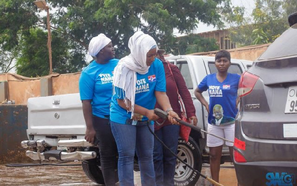 Dr. Bawumia's wife, Samira Bawumia joined other NPP loyal ladies to distribute party stickers.