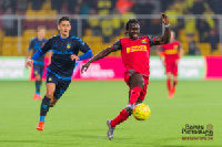 Emmanuel Asante (R) in action