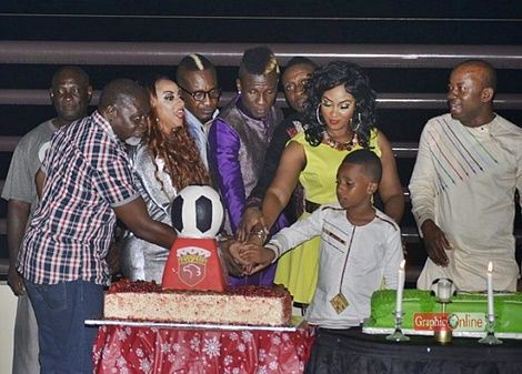 Gyan cuts the cake with his son and family