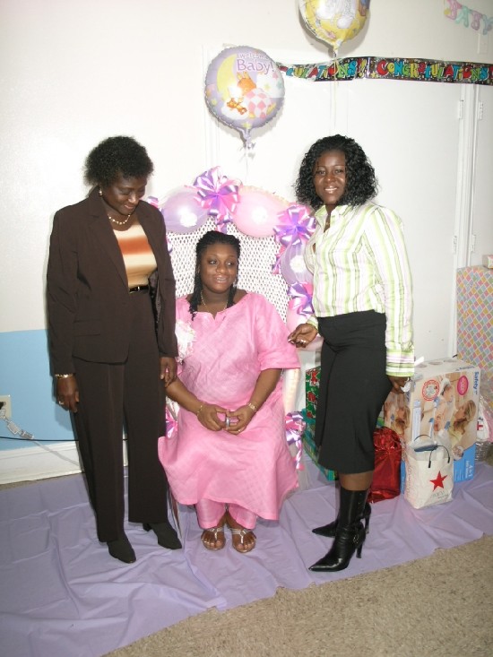 Maame Nyerese posed with her aunt and Ellen (right)