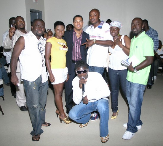 Van posed with Hakeem, Bigg Hash, Akwasi, Papa Linc (holding the mic)
and others.