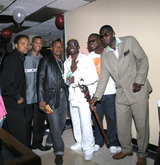 Papa Shee posed with Mr. CNN, Promoter from Canada, his manager, DJ Flipman and Papa Linc after his impressive performance