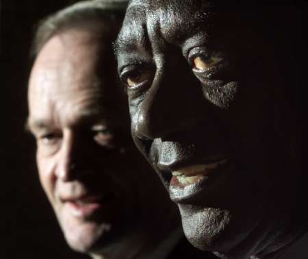 President John Agyekum Kufuor (R) and Canadian Prime Minister Jean Chretien hold a joint news conference on Parliament Hill in Ottawa, November 5, 2001.