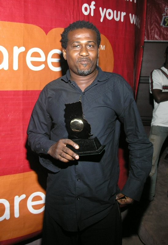 Lucky Mensah shows his Hiplife Song of the Year Award for “Old school”, He should have won it last year as he said.