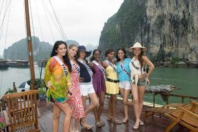 (L-R) Miss Kazakhstan Alfina Nassyrova, Miss Russia Vera Krasova, Miss Turkey Sinem Sulun, Miss Ghana Yvette Nsiah, Miss Tanzania Amanda Ole Sulul, Miss Philippines Jennifer Barrientos and Miss Ukraine Eleonora Masalab pose for a photo on a boat while traveling Halong Bay, in northern Vietnam June 28, 2008.